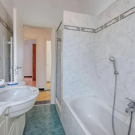 3 Bedroom Nice Apartment In Rapallo شقة